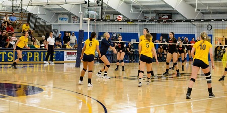 Women's Volleyball Splits at WHAC Pool Play