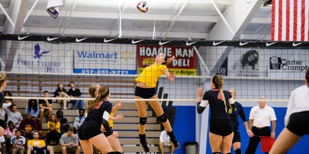 Women's Volleyball Takes Down Aquinas