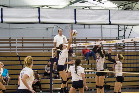 Women's Volleyball Defeats Concordia in WHAC Contest